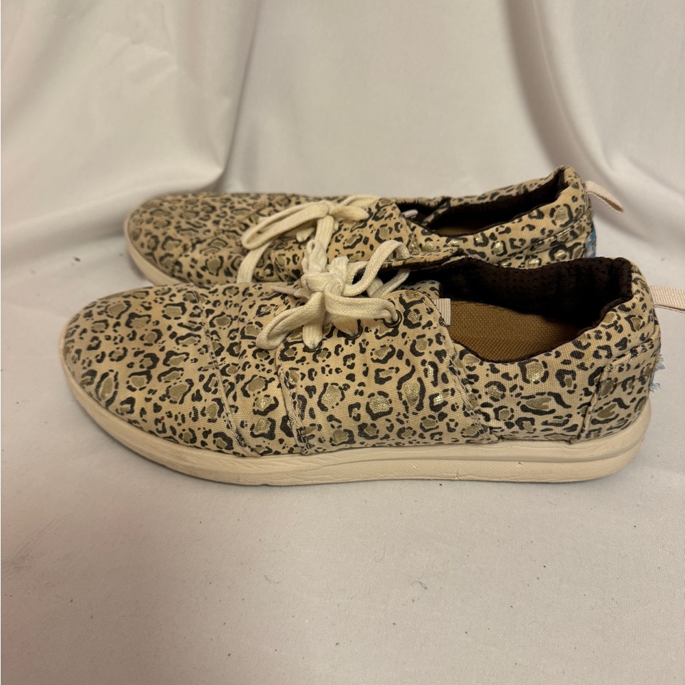 Tom’s leopard sneakers